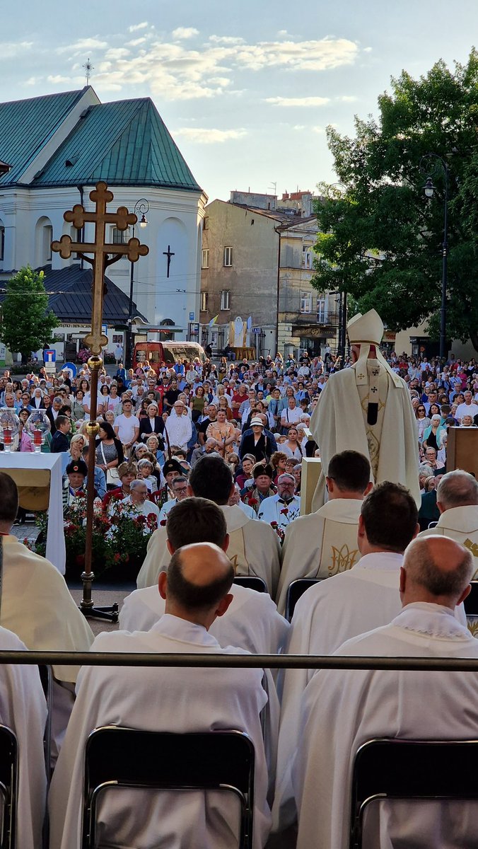 ArchLubelska's tweet photo. Maryja stoi pod krzyżem cierpienia każdego człowieka—abp Stanisław Budzik w homilii. #Odpust ku czci Matki Bożej Płaczącej w dniu 3 lipca. Eucharystia przed Archikatedrą o godz. 19.00 a następnie procesja różańcowa z Cudownym Obrazem ulicami miasta. @EpiskopatNews #Lublin https://t.co/1l58tnYTVe