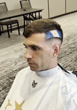 Linux_web3_'s tweet photo. 🚨🇦🇷 𝗡𝗘𝗪: Emiliano Martínez with a BRAND NEW haircut ahead of Argentina's game tonight! https://t.co/B2eMx8WGW1