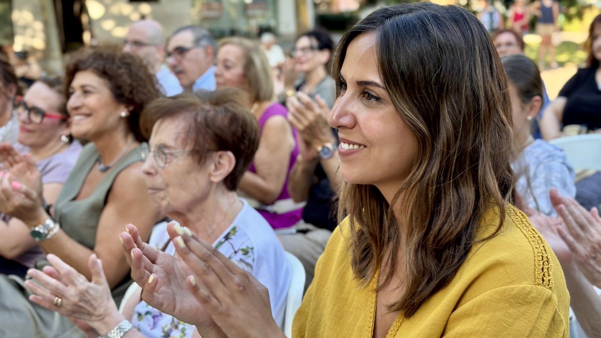PPAytoVLL's tweet photo. 🔵 El primer aplauso de unas fiestas siempre marca el comienzo de algo especial. Hoy las concejalas @Ohara911 y Mayte Martínez han asistido al pregón con el que Judith Ramajo ha dado la bienvenida a las fiestas de Parque Alameda. https://t.co/gHIUsFy7SD
