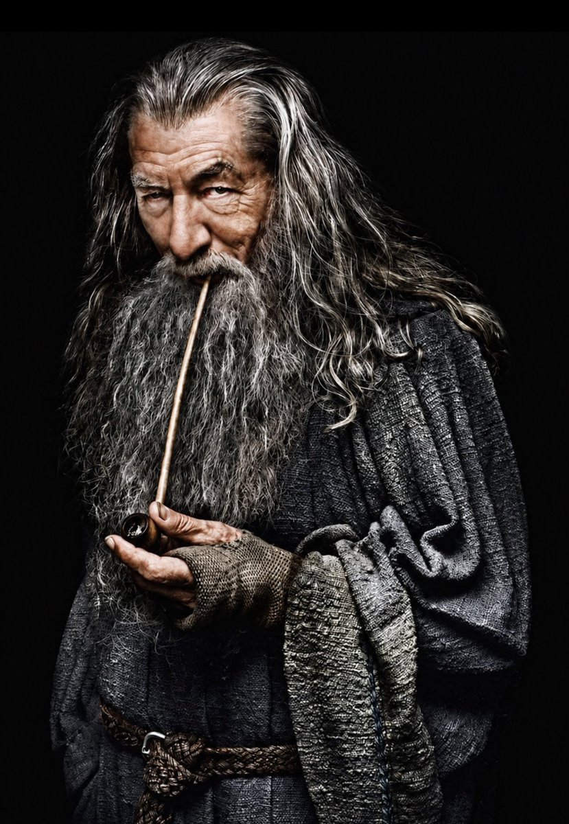ToIkienverse's tweet photo. 🚨 Sir Ian McKellen dice que seguirá interpretando a Gandalf mientras siga con vida y que no dejará que nadie más se ponga su gorro puntiagudo y su barba. 🥹💗 https://t.co/K906TbyeaV
