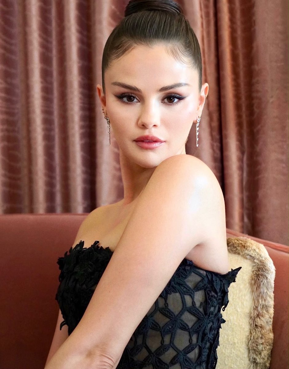 Celebs__Arabic's tweet photo. الجميلة سيلينا غوميز بإطلالة مُذهلة لعشاء بروفة زفاف تايلور سويفت 🔥🤩! https://t.co/KgaTzCcTfj