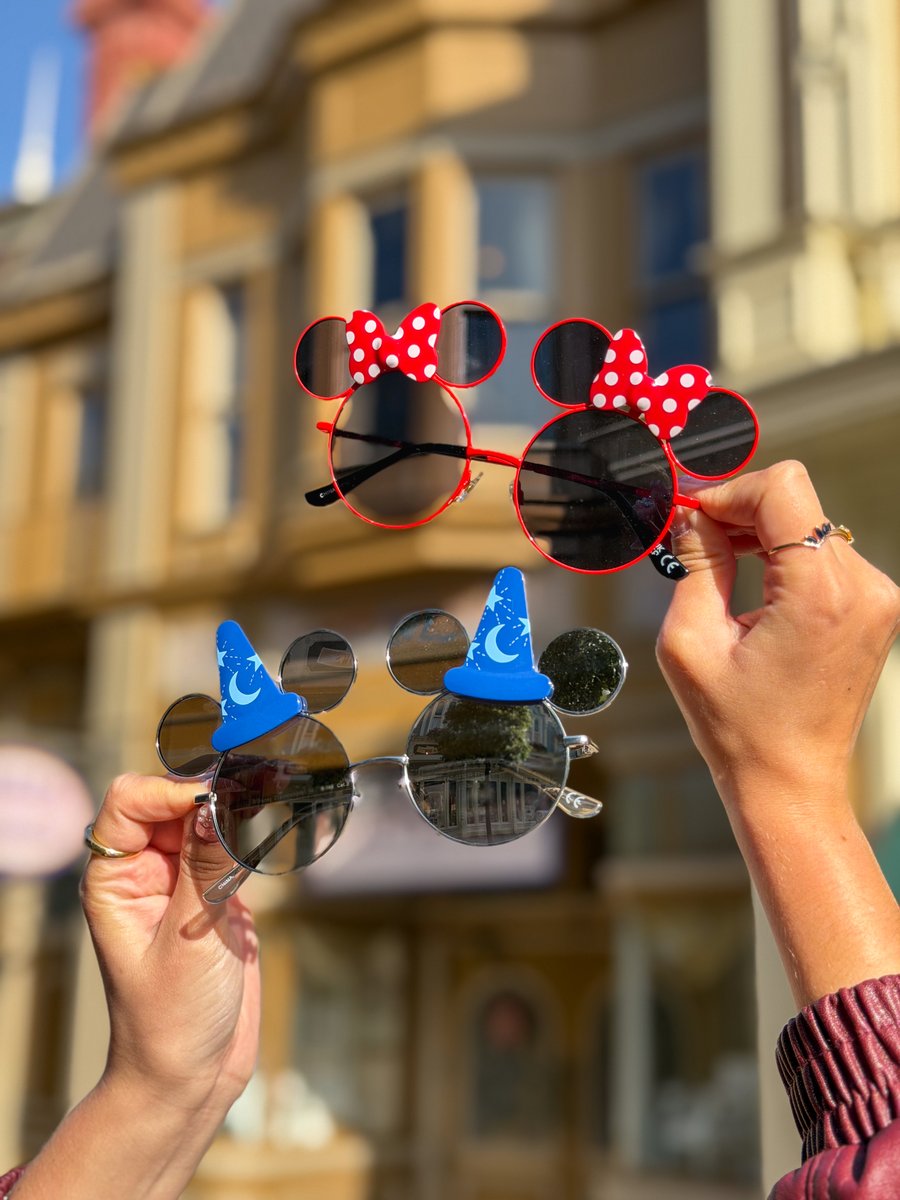 DisneylandParis's tweet photo. Comment profiter à 100% de l'été à Disneyland Paris ? ☀️ Voici notre journée type : ventilateur, lunettes de soleil 😎 … et zéro débat : la glace reste notre indispensable de la saison 🍦💖
Et vous quelle est votre routine estivale à Disneyland Paris ?

Sous réserve de disponibilité ✨🧁🛍️