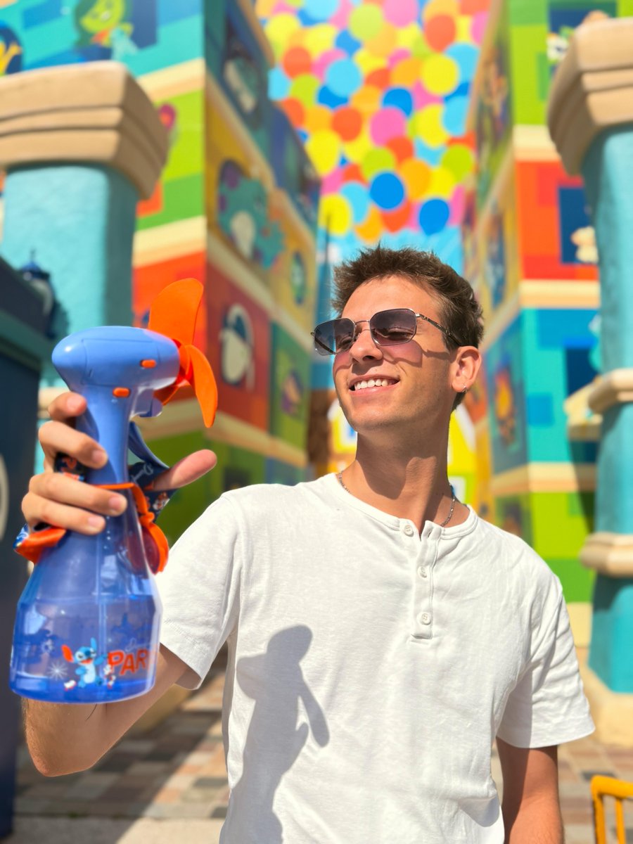 DisneylandParis's tweet photo. Comment profiter à 100% de l'été à Disneyland Paris ? ☀️ Voici notre journée type : ventilateur, lunettes de soleil 😎 … et zéro débat : la glace reste notre indispensable de la saison 🍦💖
Et vous quelle est votre routine estivale à Disneyland Paris ?

Sous réserve de disponibilité ✨🧁🛍️