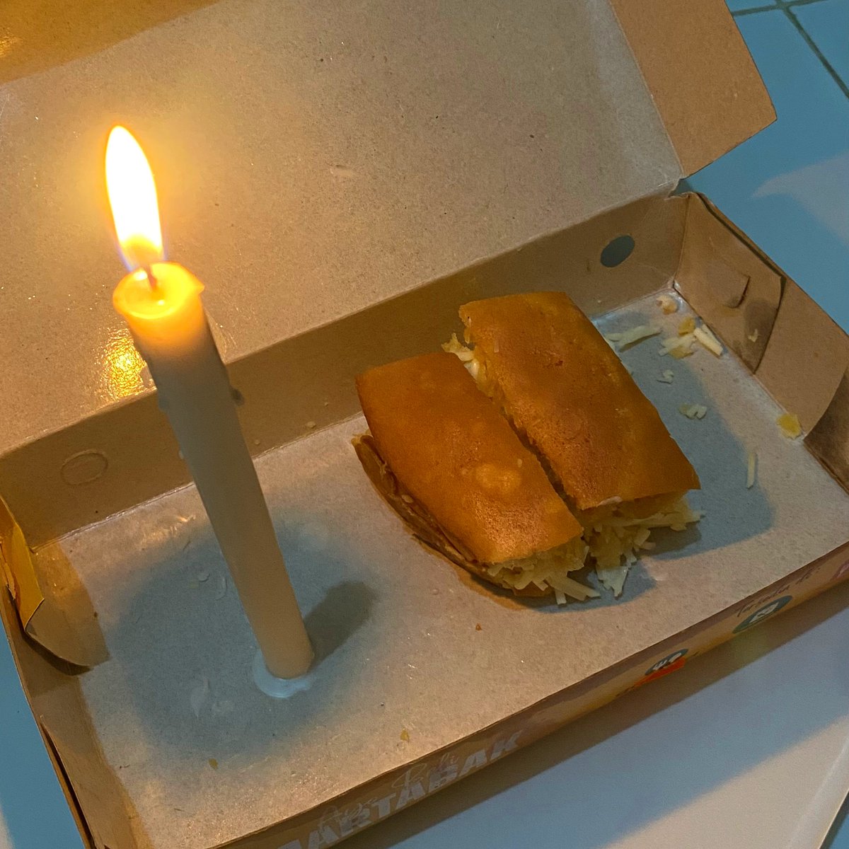mailonotfound's tweet photo. (04/07/26) GOKILL sukses bgt surprise-nya ampe ga merasakan ada kejanggalan, aku dah request tiup lilinnya besok, taunya posisi dah tidur dinyanyiin lagu keramat (tambah umur), awalnya kena prank dikasih martabak 2 biji sama lilin doang dawg. https://t.co/G0qo0EvCKL