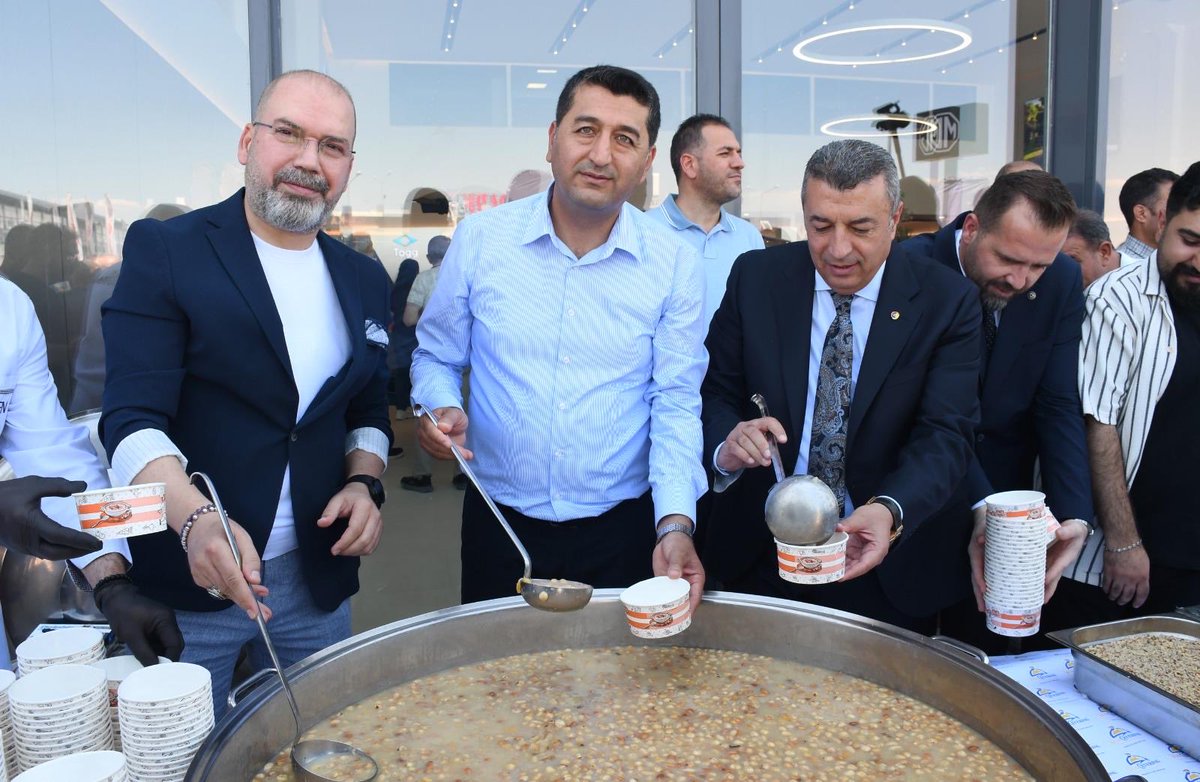 mahmutboyraztr's tweet photo. Aşure; paylaşmanın, dayanışmanın ve gönül birliğinin en güzel sembollerinden biridir.

Şampiyon Otomotiv tarafından düzenlenen aşure programına katılarak bu güzel bereket sofrasına ortak olduk.

Rabbim birlik ve beraberliğimizi daim, muhabbetimizi bereketli, sofralarımızı ise her zaman bollukla doldursun.