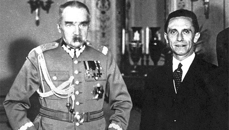 SergiyKhyzhnyak's tweet photo. Piłsutski i Goebbels. Wielcy przyjaciele i wrogowie Ukrainy. Co na to wy, Polacy? Kim są tu naziści? https://t.co/58J5nCyUkk