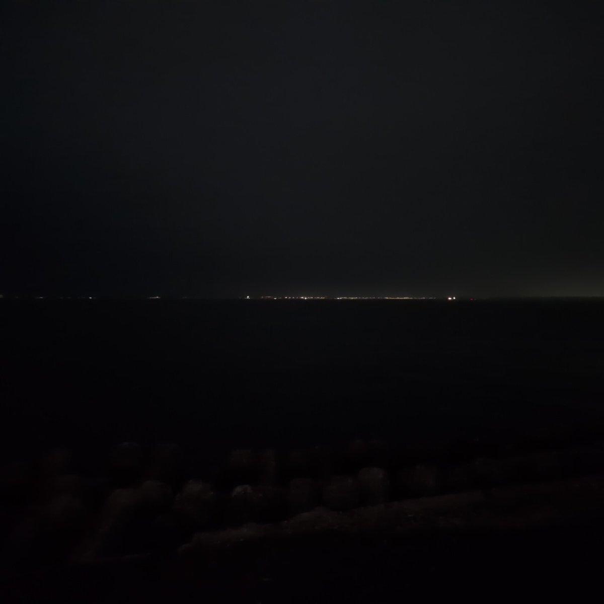 YuuyaSW's tweet photo. ギターアレンジに行き詰まったので独りマヅメ釣行
海は静かです https://t.co/o5tQnJ2bnU