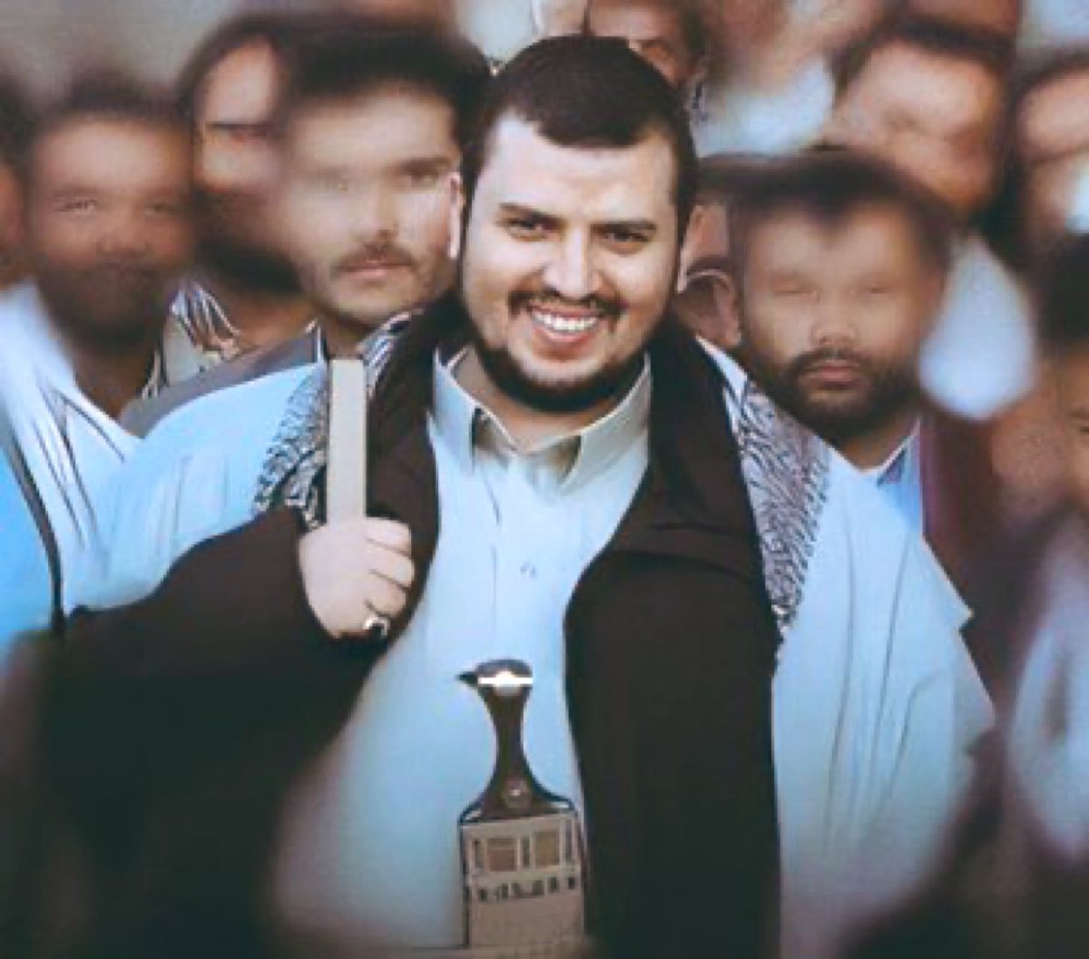 safiALshami's tweet photo. رسالة بمداد نصر الله..

قائد الثورة وعلم الهدى، السيد عبدالملك بدر الدين الحوثي
"إن تنصروا الله ينصركم ويثبت أقدامكم"، وبه وحده توكلنا منذ أن بزغ فجر المسيرة القرآنية على أيدي ثلة من المؤمنين المجاهدين، المؤيدين بعونه. كانوا يتناوبون على قطع السلاح القليلة وكثير من القرآن، وبهذا الزاد المبارك شقوا طريقهم نحو النصر الذي تحقق، والنصر الأكبر الذي ينتظرنا.
هناك، في الجبال الشامخة البعيدة التي لا نراها نحن، ويراها الله، بدأتم المسيرة، وقهرتم بها طواغيت الأرض جميعًا وأسقطتم رهانات الأعداء.
لا خوف شابكم، ولا تردد أوقفكم، ولا انهزام تسلل إلى صفوفكم. بالله وحده مضيتم ومعكم قافلة المجاهدين، حاملين راية النصر التي تزداد ألقًا يومًا بعد يوم. وكم أنت نصر مبين!
دماء الشهداء الطاهرة ترسم خارطة جديدة لليمن وللمنطقة بأسرها، وتهدم أسوار الحدود الوهمية لتعيد إحياء النهج الرسالي العابر للجغرافيا، على يدي علم الهدى، حفيد النبي العربي.
من هنا، من هذه الأرض المباركة، تعود الأمور إلى نصابها، وتصدح صرخة الحق في وجوه المستكبرين، تسحق أوهام��م وأحلامهم الزائفة. فمن أرض الإيمان تُكتب الحكاية، ومن عمق الصمود تُشعل جذوة النصر الذي لن ينطفئ. 
والسلام عليكم ورحمة الله وبركاته.

#اليمن_يكسر_الحصار