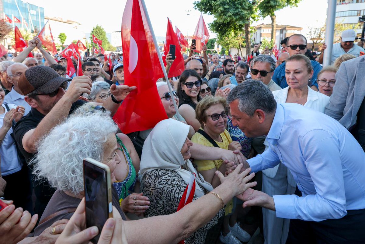 tbmmozgurozel's tweet photo. Seçilmiş Genel Başkanımız Özgür Özel, Kastamonu’dan Zonguldak’a geçerken kendisini karşılamak için Safranbolu Misak-ı Milli Meydanı’nda toplanan vatandaşlarla bir araya gelerek hitap etti. https://t.co/HJkdoH9zrn
