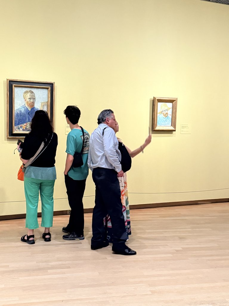 VacaGonzalez's tweet photo. @lumendoz acá Santiago en el museo de van Gogh https://t.co/GnG5lCzkUI