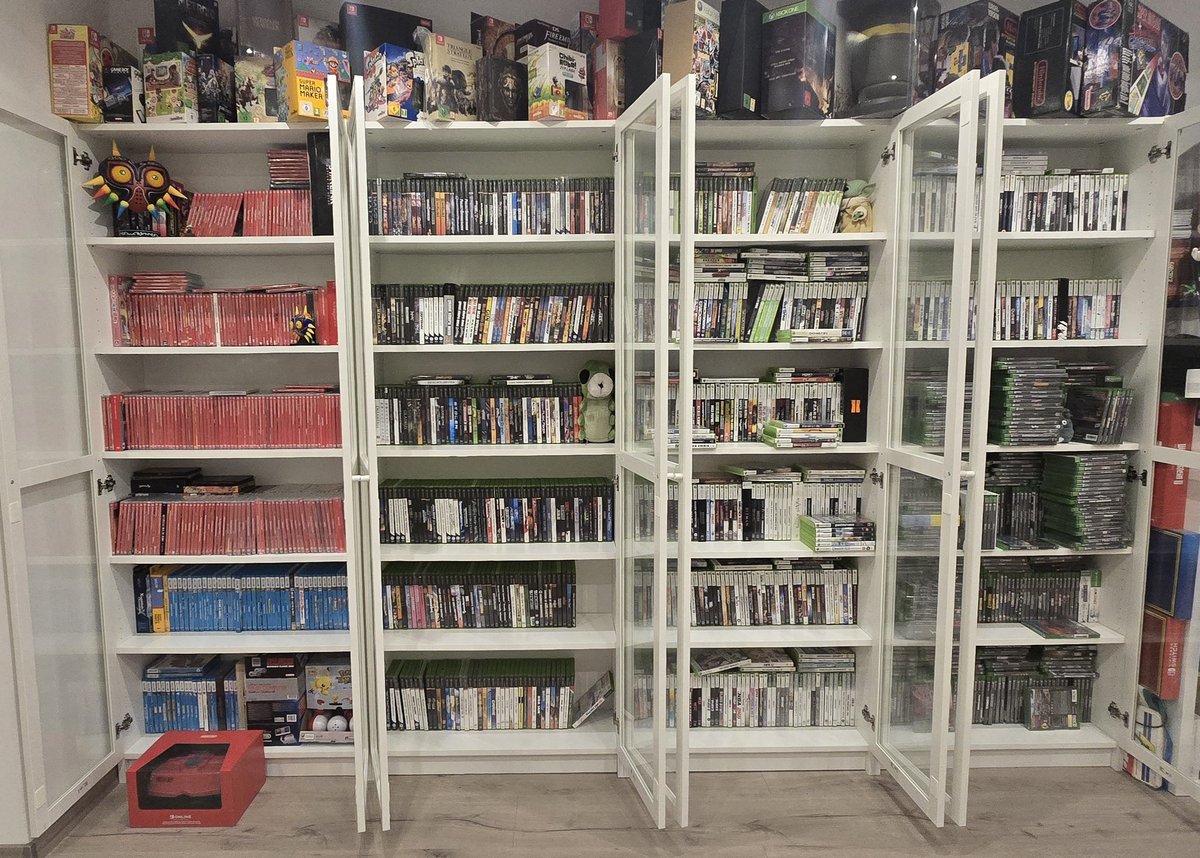 Knoebelbroet's tweet photo. I'm so glad physical media is dying. Who even buys this stuff in big 2026?! https://t.co/mKHgzXmguN