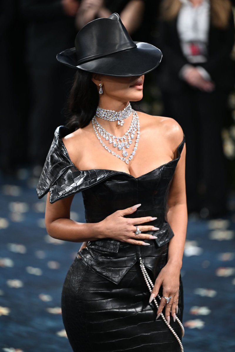 SpotlightDaily1's tweet photo. Dark, bold, and unforgettable. 🖤✨
Kim Kardashian making every detail count.

#KimKardashian #MetGala #MetGala #Fashion #RedCarpet #Style #SpotlightDaily1 https://t.co/thbNKVa2jc