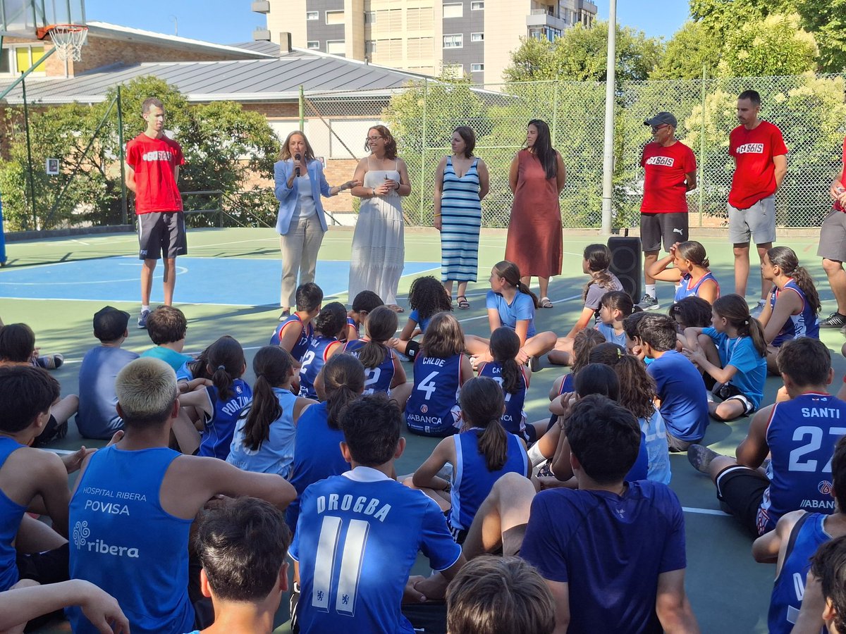 LuisaSanchzVigo's tweet photo. Foi un pracer visitar o campus de verán do @CBSeisNadalCoia e comprobar de primeira man o gran ambiente que se respira 🏀

Encantoume compartir un anaco do día coa rapazada que está a gozar dun comezo de verán cheo de deporte

E grazas, Sergio, polo agasallo 📖❤️ https://t.co/USmfV6l64l