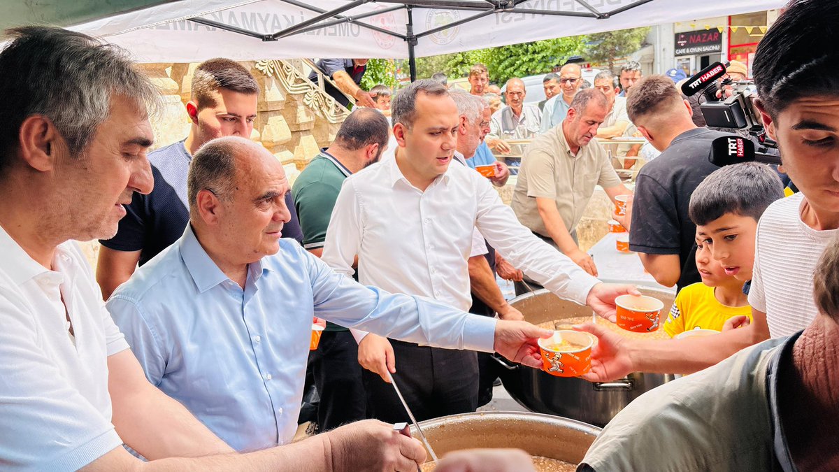 OmerliBelediye's tweet photo. Belediye Başkanımız Sayın Hüsamettin Altındağ; İlçe Kaymakamımız Sayın Furkan Çakır ile birlikte Ulu Cami avlusunda vatandaşlarımıza aşure ikramında bulundu. https://t.co/CNdk8gQJH9