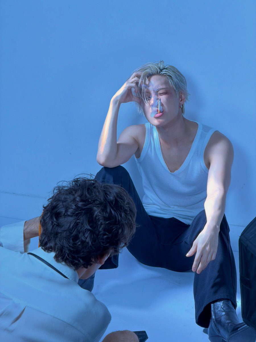 93shinee_'s tweet photo. mira que odio el tabaco pero oh wow taemin that's SOOOOOOO attractive 🫠 https://t.co/dKckzJKOE0
