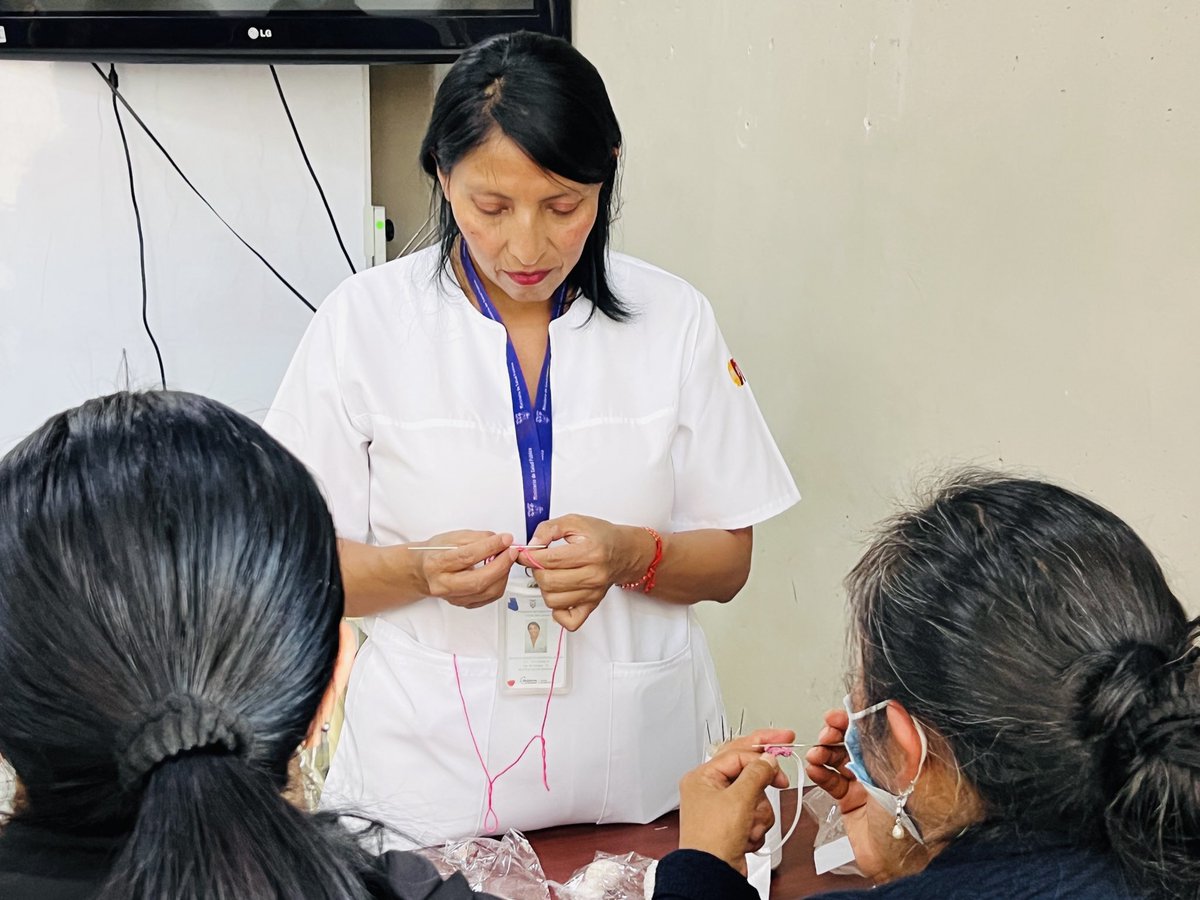 caaesanlazaro's tweet photo. 🧶✨ En el #CAAESanLázaro cada puntada es un paso hacia el bienestar. Nuestros pacientes elaboran pulseras y artesanías en lana junto al equipo de Terapia Ocupacional, fortaleciendo motricidad, creatividad y autoestima. 💙 Sus obras participarán en exposiciones y ferias. https://t.co/TOZ3RrlDZX