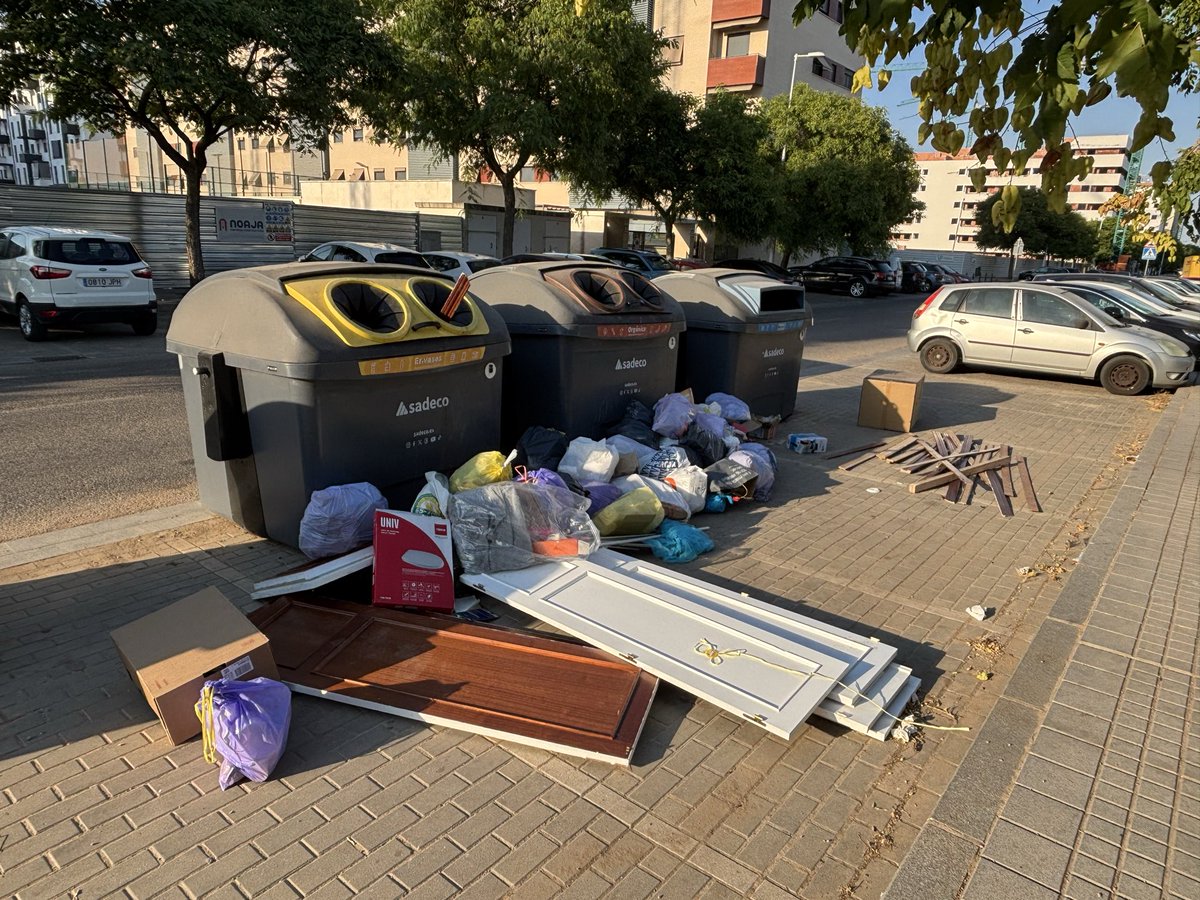 manuel94_28's tweet photo. @sadecocordoba @ayuncordoba_es @MRuizMadruga @avaquavetus este es el estado de los contenedores de la calle diputado Ignacio gallego en Huerta Santa Isabel hace unos minutos o las papeleras del parque Rafael Rivas Gómez como amanecen cada día ...
Merecemos una mejor limpieza https://t.co/xrPRkgrevB
