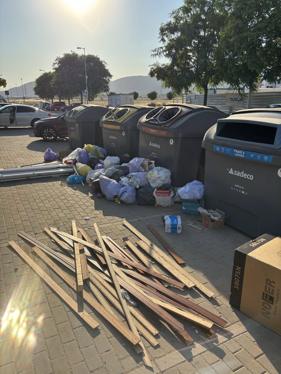 manuel94_28's tweet photo. @sadecocordoba @ayuncordoba_es @MRuizMadruga @avaquavetus este es el estado de los contenedores de la calle diputado Ignacio gallego en Huerta Santa Isabel hace unos minutos o las papeleras del parque Rafael Rivas Gómez como amanecen cada día ...
Merecemos una mejor limpieza https://t.co/xrPRkgrevB