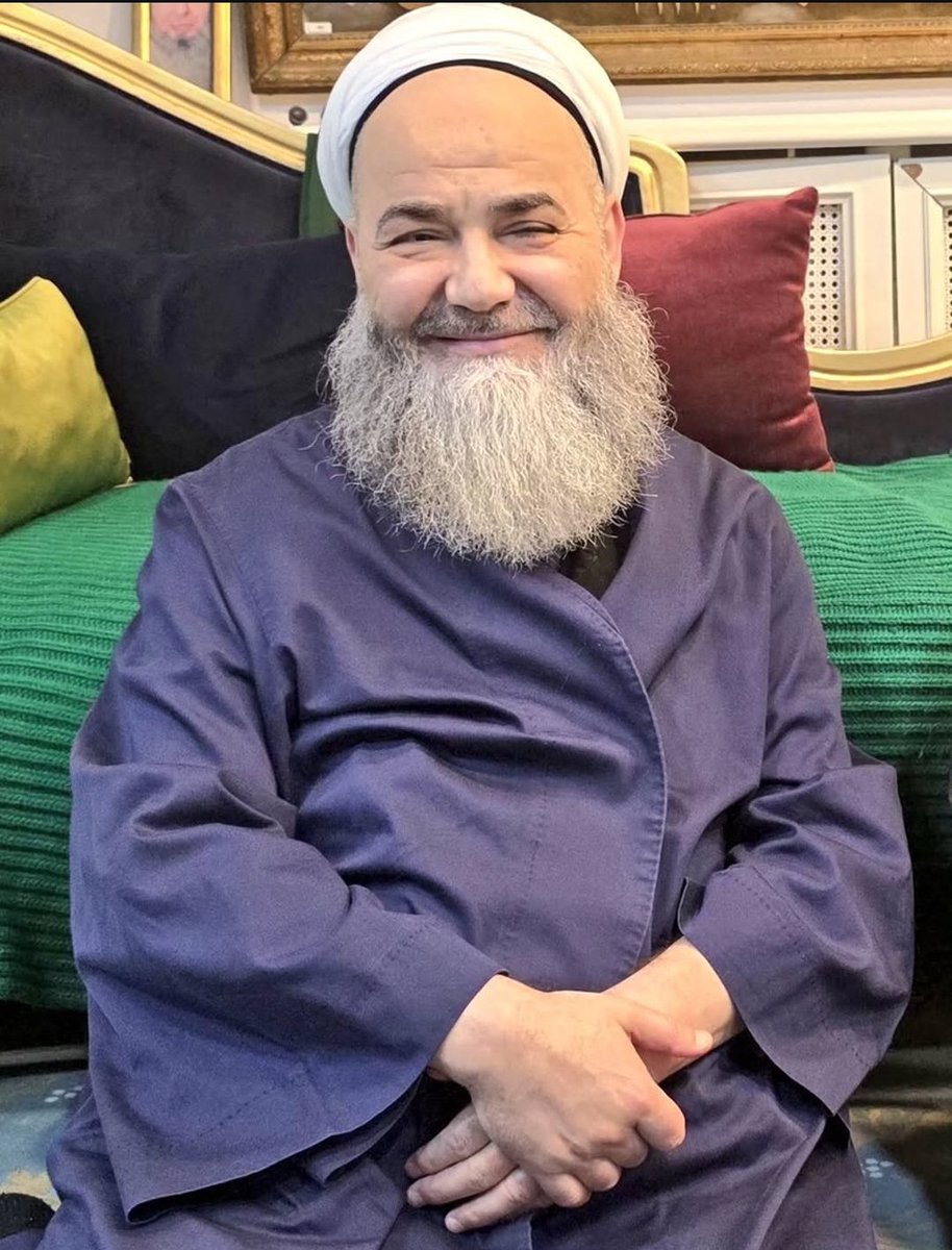 AliAltin__'s tweet photo. Her Müslüman'ı mezhep/meşrep gözetmeksizin kardeşim kabul ediyor ve taassupçluktan Allah'a sığınıyorum.
Ancak Türkiye'de ne vakit bir Müslüman sırf kendileri gibi düşünmediği için hukuksuzca operasyona uğrarsa, cübbeliye beddua edeceğim. https://t.co/pJWRAw8ZFA
