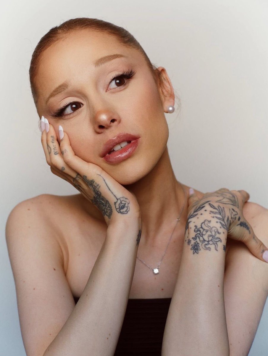 lesbianzgrande's tweet photo. hands https://t.co/px3mzEiCO6