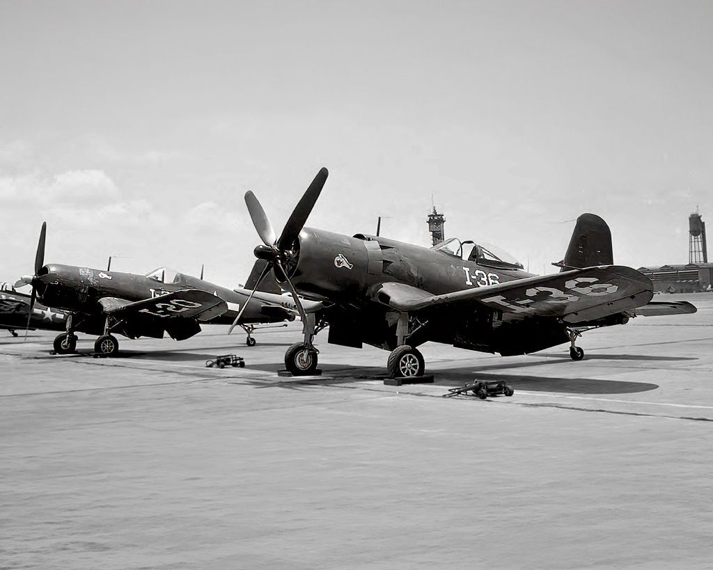 sentandoapua's tweet photo. Caças Chance Vought F4U Corsair (esquerda) e Goodyear F2G-2 Corsair, Pearl Harbor, Oahu, Havaí, 1946

#aviação #militar #historia #AviaçãoDeCaça #USNavy #F4U #F2G https://t.co/hHx7cslEfU