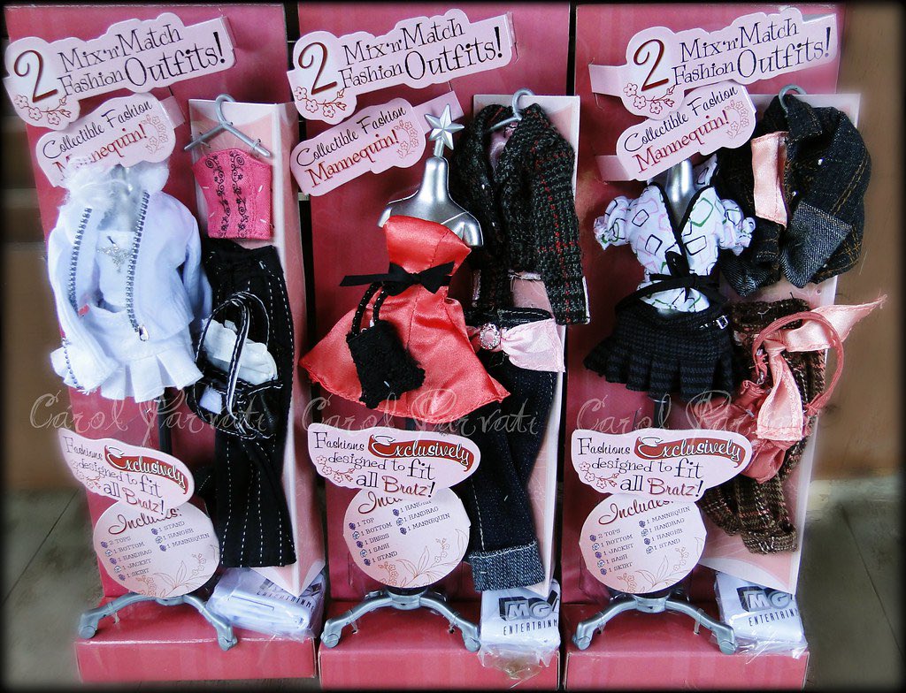 blondebratz4's tweet photo. I’m acc so livid LMAO. THIS is a fashion/shoe pack, fuck blind box keychain gimmicks omggg it could’ve been so easy. https://t.co/ocbX9cqr8i