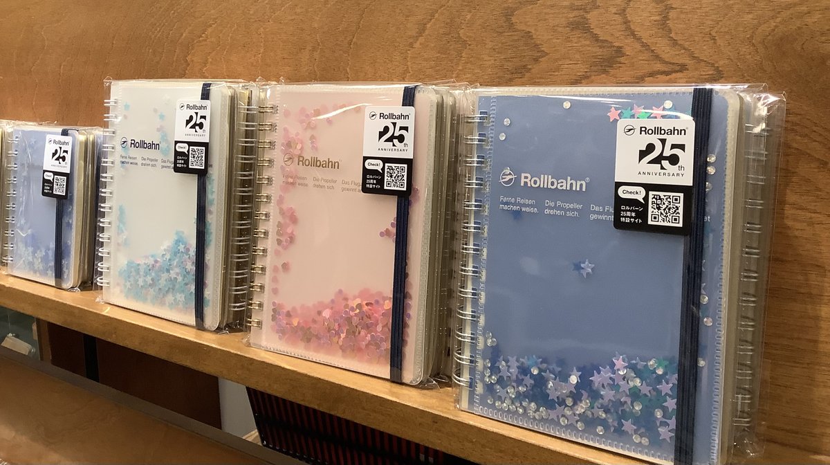 smith_hkta's tweet photo. 光を受けてきらめく、色とりどりのスパンコールを表紙に閉じ込めた「ロルバーン ポケット付メモ グリッター」が本日発売です！クリーム、ライトピンク、ブルーは、それぞれLのほかに、一回り小さなM、手のひらに収まるコンパクトなミニをご用意しました。
ぜひ店頭でご覧ください！ #ロルバーン https://t.co/r39wRy2G8w