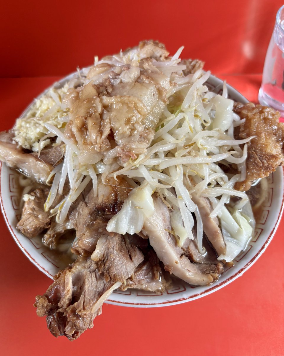 mogamax1121's tweet photo. ラーメン二郎 三田本店
ぶたダブル大ラーメン NA
最近の三田は豚が極上 味染みもサシの入りもジャストで豚の形容詞の最高峰"ぷるぷる"まさにそのもの スープも液ア塊アのバランス良く輪郭のくっきりした味わいで完飲不可避なもの アブラの使い方が上手で味のバランスも抜群で要するに最高に美味かった https://t.co/KQ4KlziETF