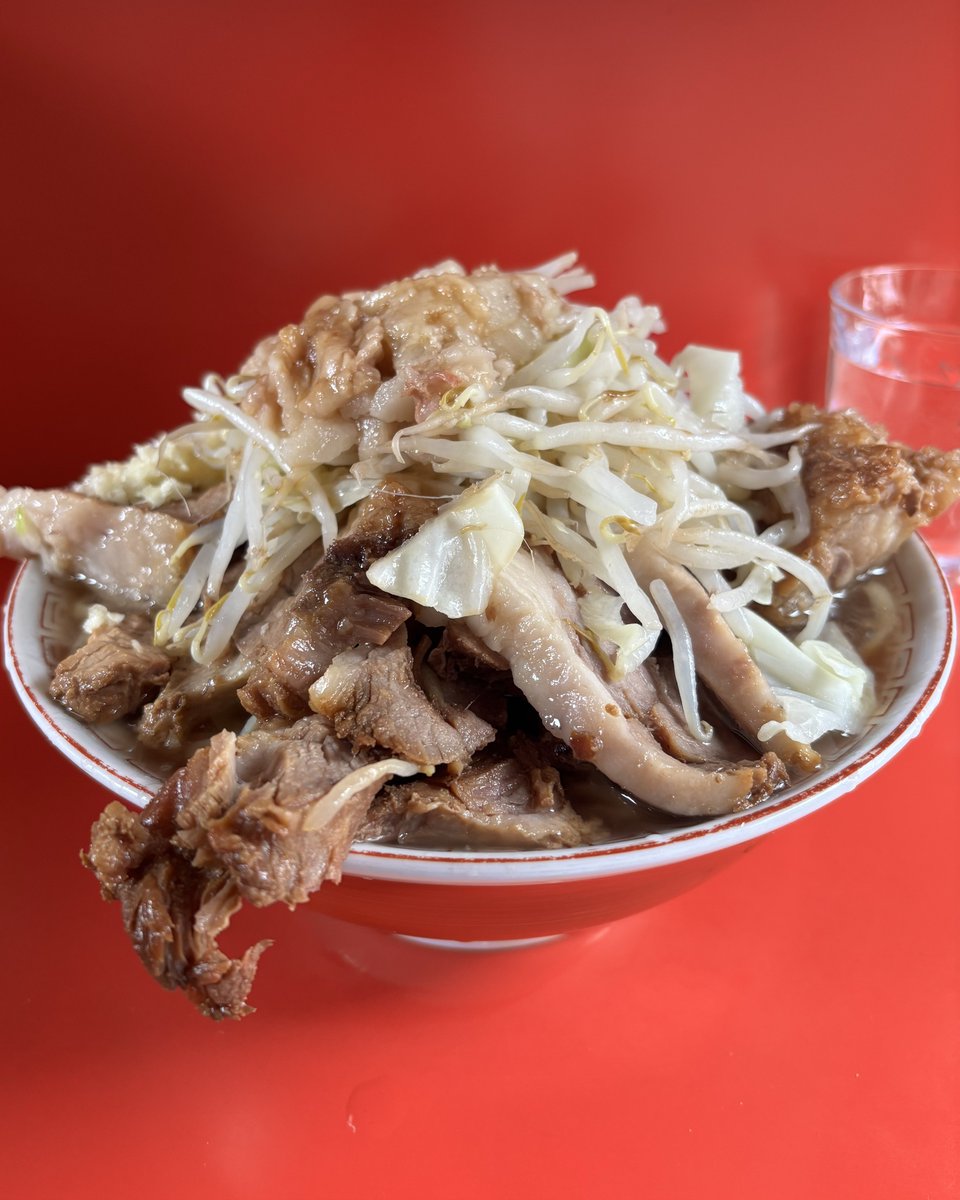 mogamax1121's tweet photo. ラーメン二郎 三田本店
ぶたダブル大ラーメン NA
最近の三田は豚が極上 味染みもサシの入りもジャストで豚の形容詞の最高峰"ぷるぷる"まさにそのもの スープも液ア塊アのバランス良く輪郭のくっきりした味わいで完飲不可避なもの アブラの使い方が上手で味のバランスも抜群で要するに最高に美味かった https://t.co/KQ4KlziETF