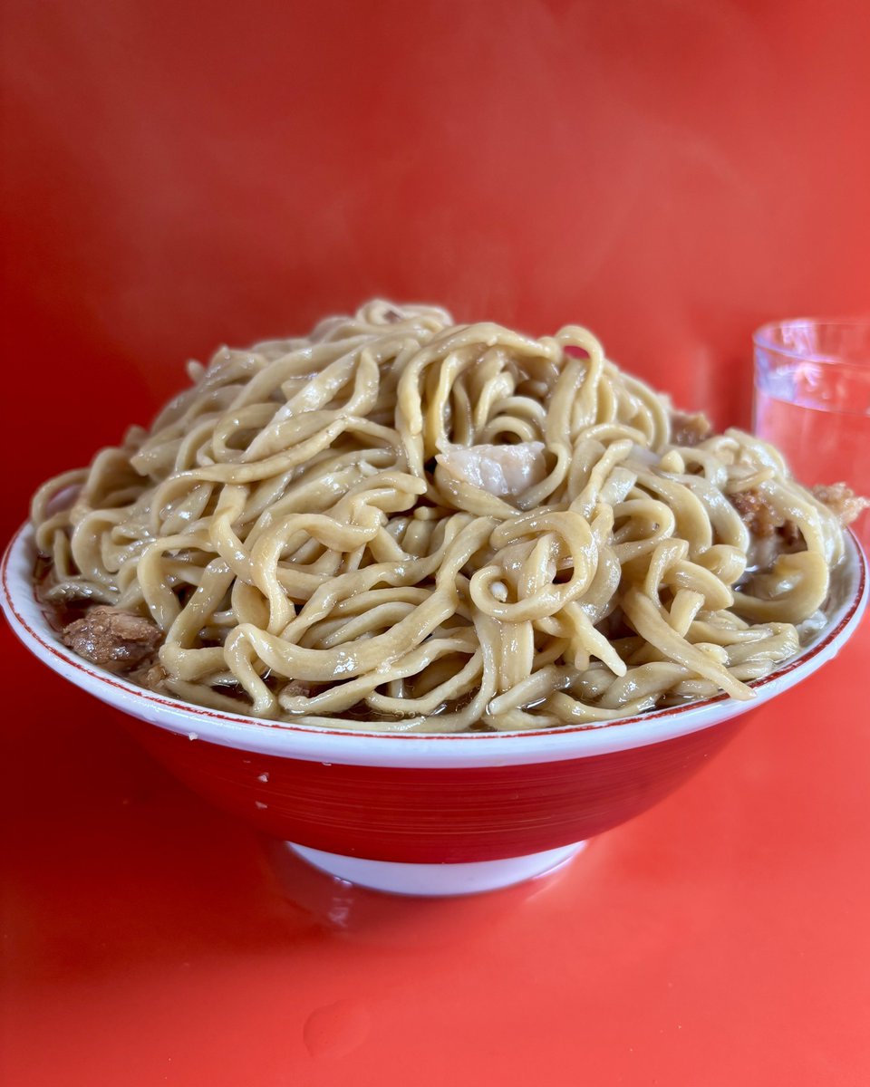 mogamax1121's tweet photo. ラーメン二郎 三田本店
ぶたダブル大ラーメン NA
最近の三田は豚が極上 味染みもサシの入りもジャストで豚の形容詞の最高峰"ぷるぷる"まさにそのもの スープも液ア塊アのバランス良く輪郭のくっきりした味わいで完飲不可避なもの アブラの使い方が上手で味のバランスも抜群で要するに最高に美味かった https://t.co/KQ4KlziETF