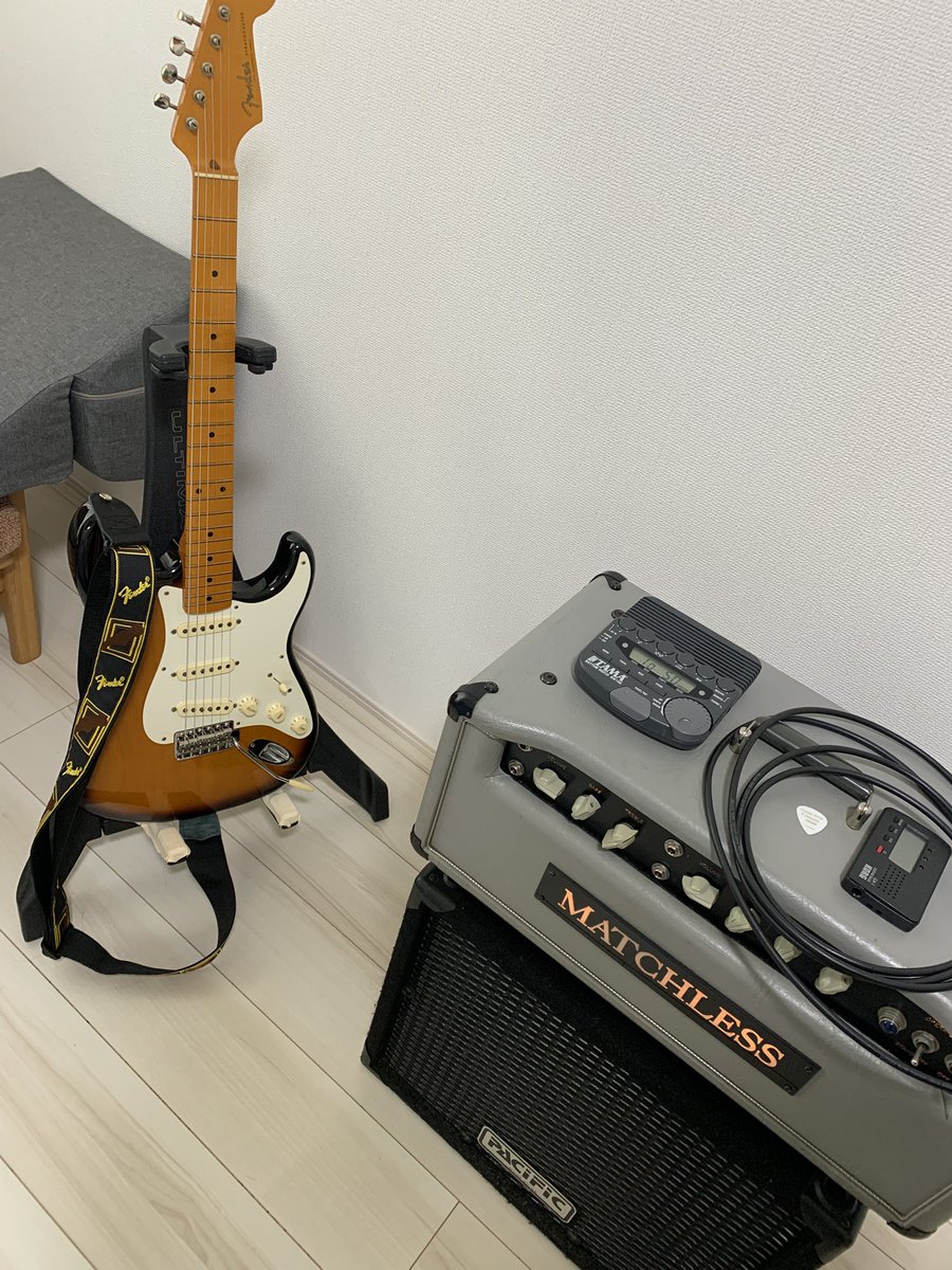 KMGmusic_school's tweet photo. 取り急ぎ弦交換しました。

2015年fenderUSA
エリックジョンソン

ビンテージタイプかと思いきやかなり細かい調整されてて、ぱっと見は57年タイプの現代のストラトキャスターでした。

思ってたよりネックが太く良い感じ。

#fenderUSA #EricJohnson https://t.co/vqvQl35opf