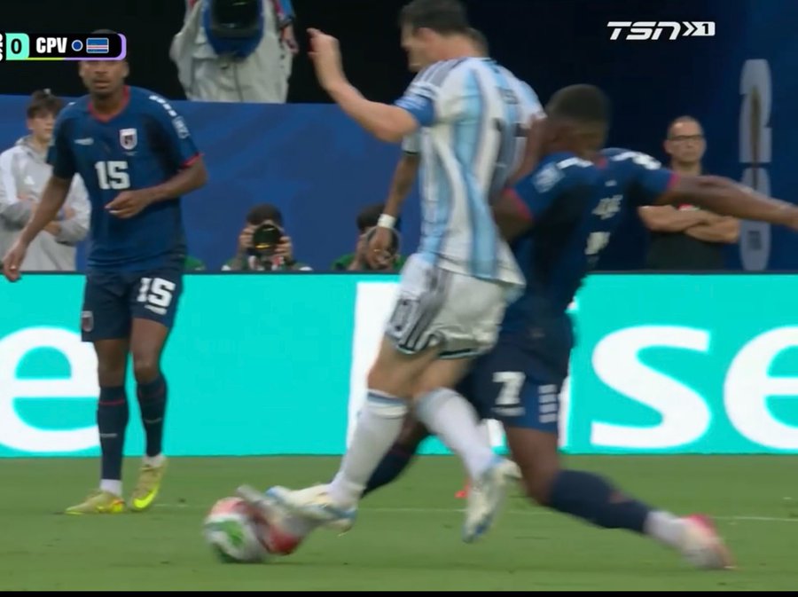 levisback's tweet photo. Se não fosse tanto favorecimento, Cabo Verde venceria fácil essa seleção patética da Argentina. Cabo Verde está lutando contra dois adversários, a Argentina e a arbitragem. 

Cabo Verde é o campeão moral dessa partida, vencendo ou não. https://t.co/tuwMOVKQLl