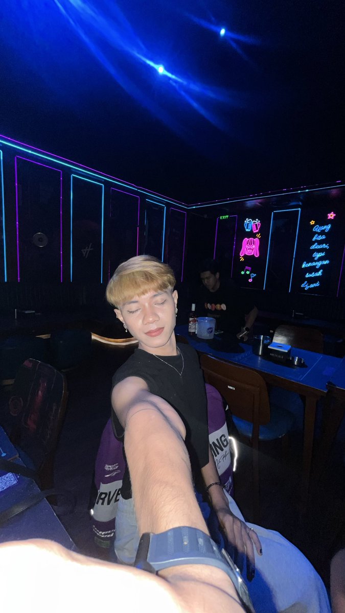 VelzoA248's tweet photo. anyone party??🎉🌈
#pelangi #gaybandung #femboy #gayklaten #feminimboy https://t.co/6IhmYBM6IX