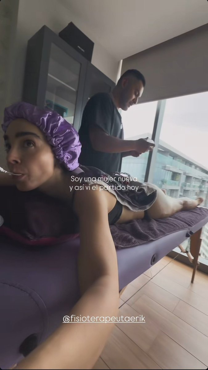 isaLaferte10's tweet photo. Ay es como no amarla, es Adorable Manelyk😍 
Ella mientras esta en fisioterapia está viendo el partido y comiendo.
ELLA PUEDE HACER VARIAS COSAS AL MISMO TIEMPO #ManelykGB 🫶🏻 https://t.co/R7ek0to649
