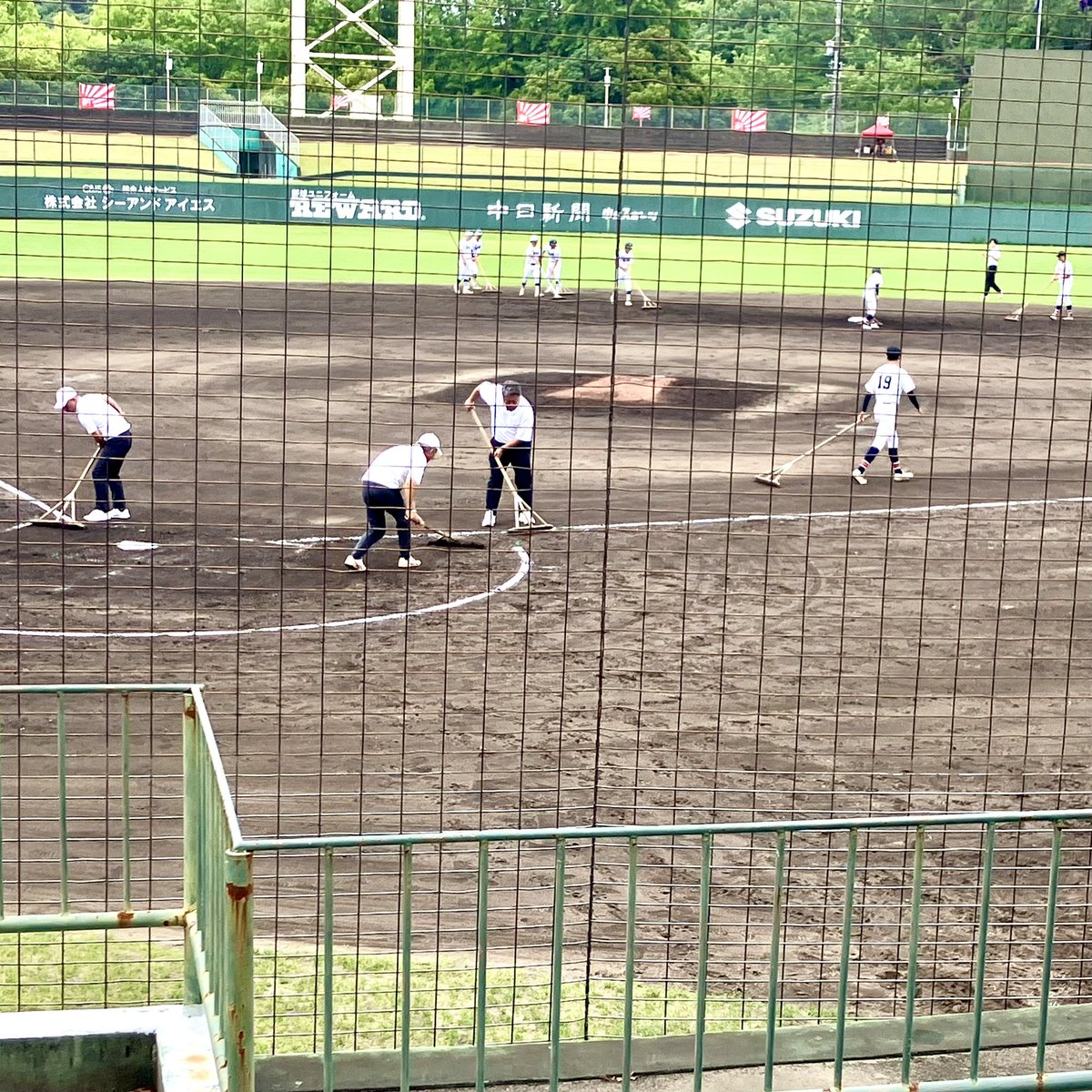 maru_870's tweet photo. 高校野球を観ています。
ただいまグラウンド整備中…
野球のルールわかんねぇ〜。 https://t.co/0MO9cZUjhR