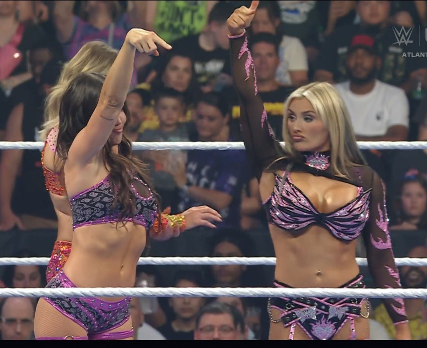 FadeAwayMedia's tweet photo. THIS CHELSEA GREEN &amp; TIFFANY STRATTON DUO IS GREAT 💀

#Smackdown https://t.co/OhZG1eM1AR