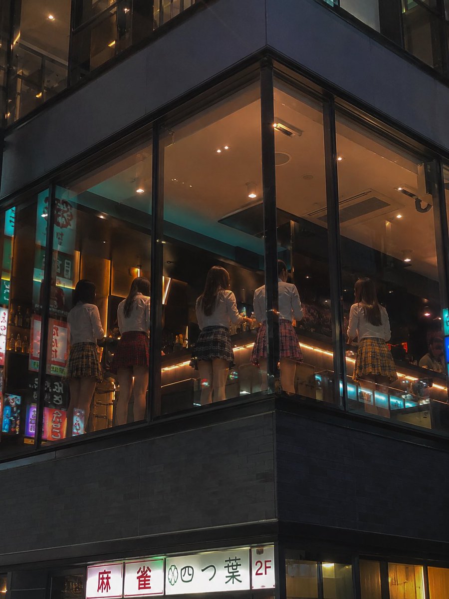 yugen_lab_'s tweet photo. 店内のお客さんだけじゃない。
気づけば、窓の外で見上げている人まで接客している。
プロンプトは最初の画像ALTに置いてます。
#AI美女 #AI彼女 #AIグラビア #AIイラスト #AI写真 ＃AI好きと繋がりたい ＃プロンプト https://t.co/5QKCECyiMp