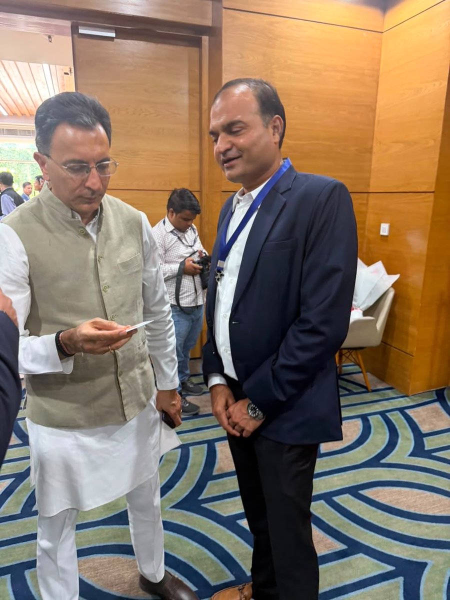 jainumeshin's tweet photo. @PiyushGoyal @JitinPrasada @DoC_GoI @dgftindia 
माननीय केंद्रीय वाणिज्य एवं उद्योग मंत्री श्री पीयूष गोयल जी की अध्यक्षता में आयोजित बोर्ड ऑफ ट्रेड (BoT) की बैठक में सहभागी होना मेरे लिए अत्यंत सम्मान एवं सौभाग्य का विषय रहा।

बैठक में माननीय वाणिज्य एवं उद्योग राज्य मंत्री श्री जितिन प्रसाद जी, वाणिज्य विभाग एवं DGFT के वरिष्ठ अधिकारी, विभिन्न राज्यों के प्रतिनिधि, निर्यात संवर्धन परिषदों, उद्योग एवं व्यापार संगठनों के प्रतिनिधिगण उपस्थित रहे।

बोर्ड ऑफ ट्रेड, वाणिज्य एवं उद्योग मंत्रालय, भारत सरकार के गैर-सरकारी सदस्य के रूप में मैंने देश के निर्यात क्षेत्र से जुड़े महत्वपूर्ण विषयों—निर्यात प्रतिस्पर्धात्मकता, लॉजिस्टिक्स सुधार, अवसंरचना विकास, व्यापार सुगमता तथा कृषि एवं खाद्य उत्पादों के निर्यात संवर्धन—से संबंधित सुझाव एक विस्तृत सुझाव-पत्र के माध्यम से माननीय मंत्री महोदय एवं वाणिज्य विभाग को प्रेषित किए।

इस महत्वपूर्ण नीति संवाद हेतु अवसर प्रदान करने के लिए मैं माननीय श्री पीयूष गोयल जी, माननीय श्री जितिन प्रसाद जी, वाणिज्य विभाग एवं DGFT के प्रति हार्दिक आभार व्यक्त करता हूँ।

भारत के निर्यात क्षेत्र को और अधिक सशक्त, प्रतिस्पर्धी एवं वैश्विक स्तर पर प्रभावी बनाने की दिशा में अपना रचनात्मक योगदान देना मेरे लिए सदैव गौरव का विषय रहेगा।

  उमेश जैन
सदस्य, बोर्ड ऑफ ट्रेड
वाणिज्य एवं उद्योग मंत्रालय, भारत सरकार