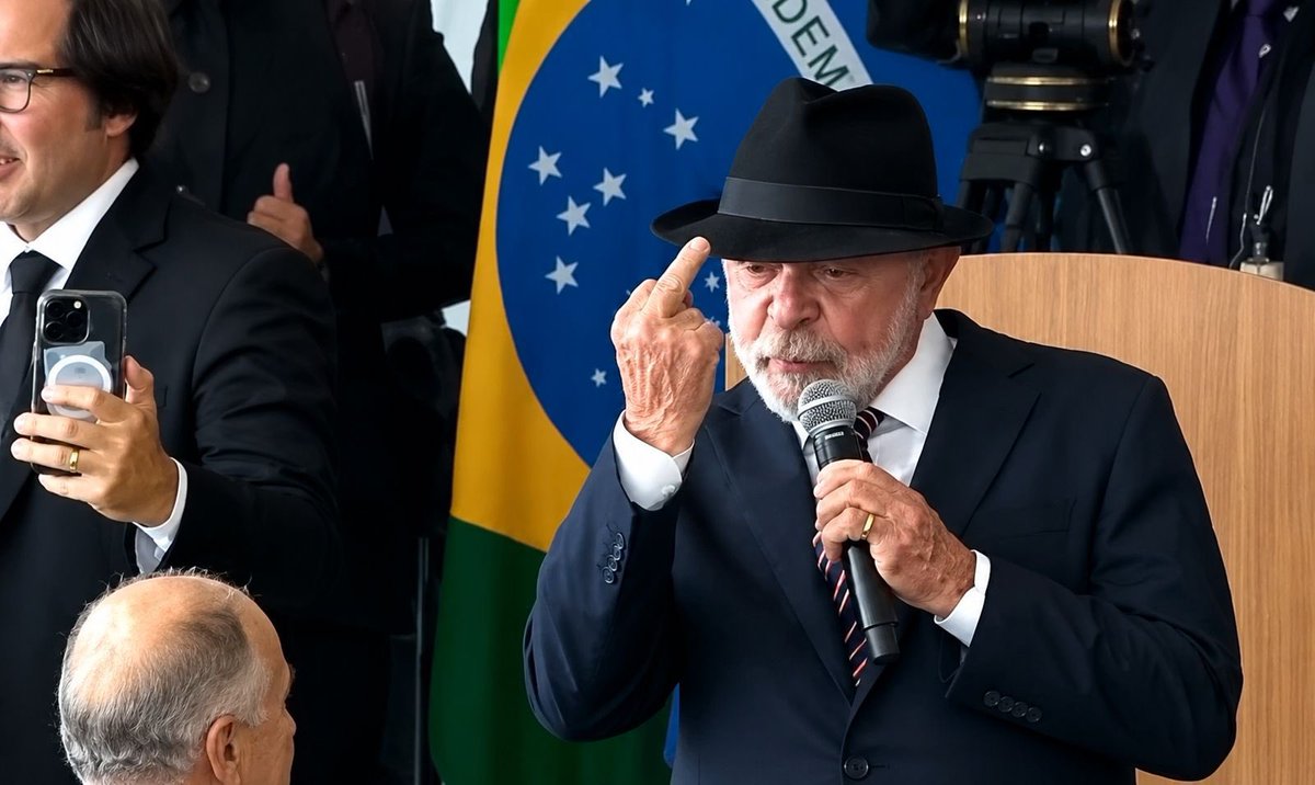 blackbirdbrz's tweet photo. @Poder360 @FlavioBolsonaro @LulaOficial Lala pedindo meu voto https://t.co/8EJHijG0su