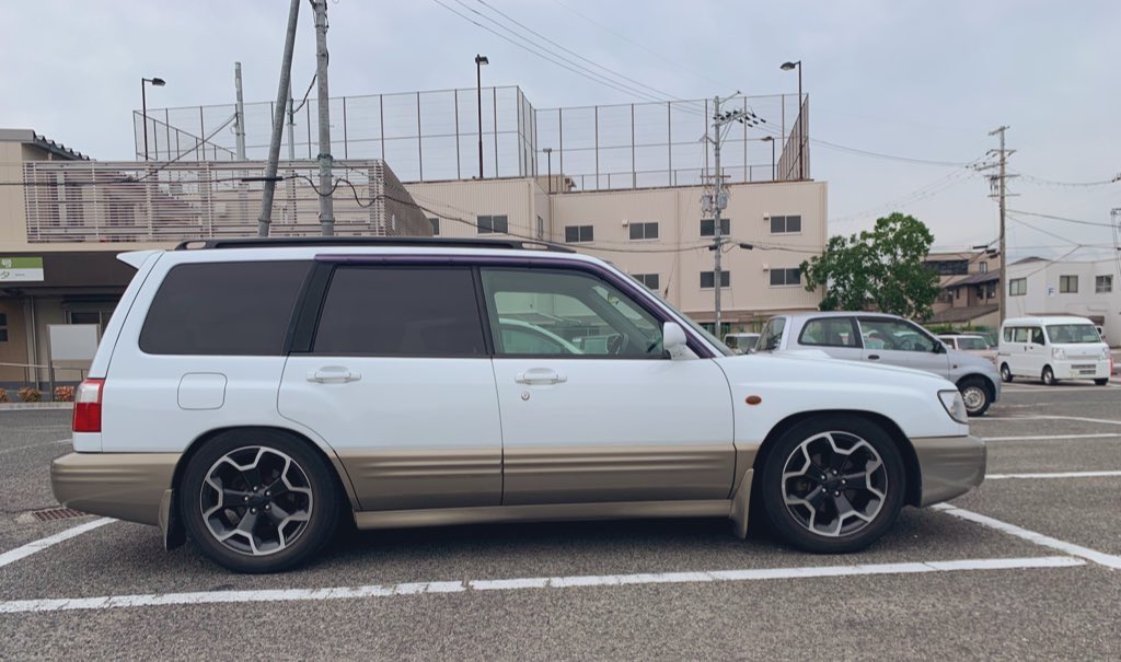 _wakatuki's tweet photo. 初代フォレ、
PCD100-５穴、オイル滲み(漏れ)と低価格で車高短欲満たせない足周り、ペダル位置がしっくりこやんくて速攻で手放したけど
見返したらおっちゃん臭い見た目も雨の日でも踏み抜ける安心感に広い荷室も愛せるなぁ
今同価格であるならどっち買うって言われたら180SX、リトラ👀は浪漫 https://t.co/CTDn2c4DVn