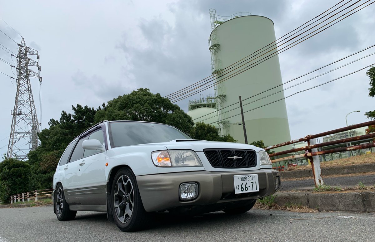 _wakatuki's tweet photo. 初代フォレ、
PCD100-５穴、オイル滲み(漏れ)と低価格で車高短欲満たせない足周り、ペダル位置がしっくりこやんくて速攻で手放したけど
見返したらおっちゃん臭い見た目も雨の日でも踏み抜ける安心感に広い荷室も愛せるなぁ
今同価格であるならどっち買うって言われたら180SX、リトラ👀は浪漫 https://t.co/CTDn2c4DVn