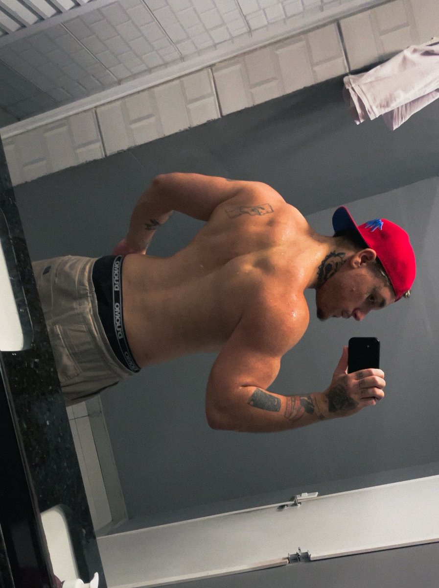 zumbicore's tweet photo. Hoje o treino foi com o confessions ll torando no fone 🪩 https://t.co/SE4urhXKuO