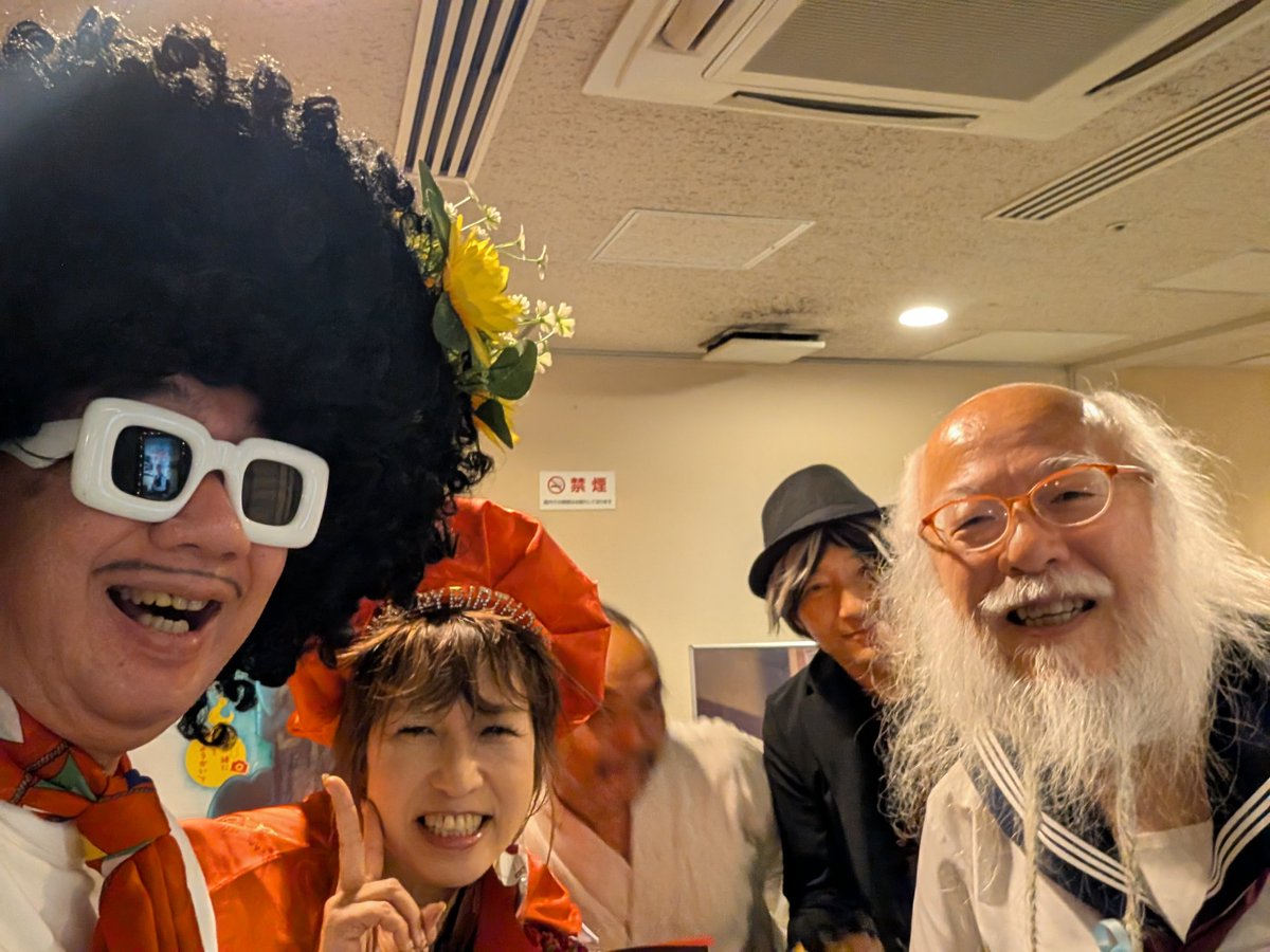 fLC8eGsXhGRNMO2's tweet photo. 遅くなって申し訳ありません
7月2日マミー還暦祭
還暦祝いで
こんなに人集まる？
人徳だね〜

サプライズなのに
今日行けなくてごめんねって
本人にLINEきたって
これはウケた〜😁😁😁

#米寿の伝言 
#西本浩子 
#マミー還暦祭 
#タワシおじさん 
#セーラー服おじさん https://t.co/naq01b7jhK