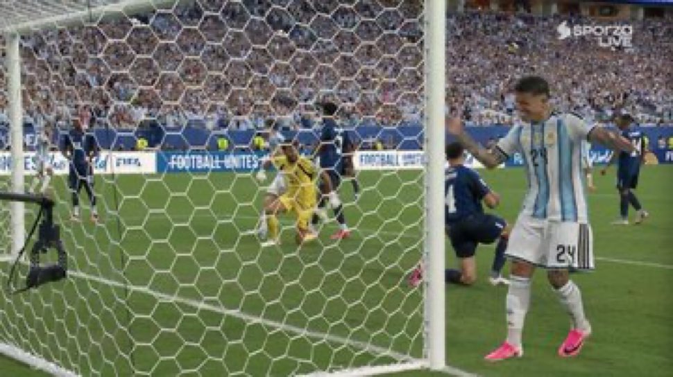Mercado_Ingles's tweet photo. ENZO FERNÁNDEZ FRUSTRADO PORQUE SE LE CAYÓ LA JODA DE IR AL REAL MADRID https://t.co/PyLMrsSxME