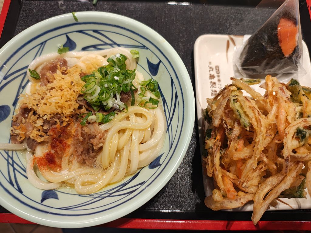 buta1969v2's tweet photo. #立ち食いそば #丸亀製麺 #麺活
台湾の新光三越台北フードコートの丸亀製麺さんで牛肉釜玉うどん(牛肉蛋拌烏龍麵)+かき揚げ天(皇帝菜炸蔬菜天)をいただきました。ほぼ日本。カリカリ食感がたくあんみたいな皇帝菜？がむっちゃ美味い。日本にもあるのかな？ごちそうさま。うどんだけど立ち食いそばで https://t.co/BUyi6POD5g