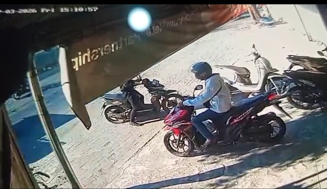 sbyfess's tweet photo. DICARI MOTOR NOPOL BEAT STREET HITAM L5813LC DICURI DI MENGANTI TOKO YULYON DIBAWA KEARAH BENOWO, bisa dm ya kalau pernah lihat, ada imbalannya -rek @happypeople26 https://t.co/KhTrTEuWvm