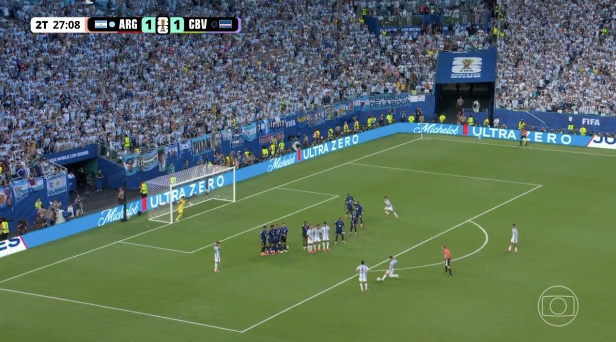 PLinAfric's tweet photo. @PoojaMedia The referee authorized Messi's foul when Vozinha was still setting up the wall
😂😂 https://t.co/qw0IB9wOd7