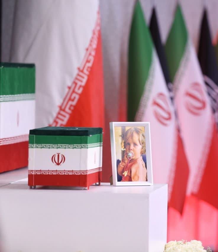 YaarGhadimi's tweet photo. خامنه‌ای که یه عمر ایرانیان رو نسلکشی میکرد و گلوله جنگی به نوزادها و زنان باردار میزد، حالا نسل خودش منقرض شد.
"ید الموساد فوق ایدیهم"😂 https://t.co/QsbrBcANj4