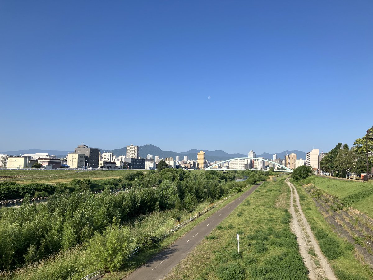 Z6Thc's tweet photo. 朝からジリジリと日差しが強くて23km走。暑熱対策もそろそろ。東橋から北海道神宮へ抜ける街中で🦌ちゃん2頭が車に轢かれそうになりました。パニック状態で道路に飛び出してかわいそうに涙。野生動物が間違って街に出てくることのないような工夫が必要だとつくづく思います🐻共生は難しいのですから。 https://t.co/fuSPrNcnW8
