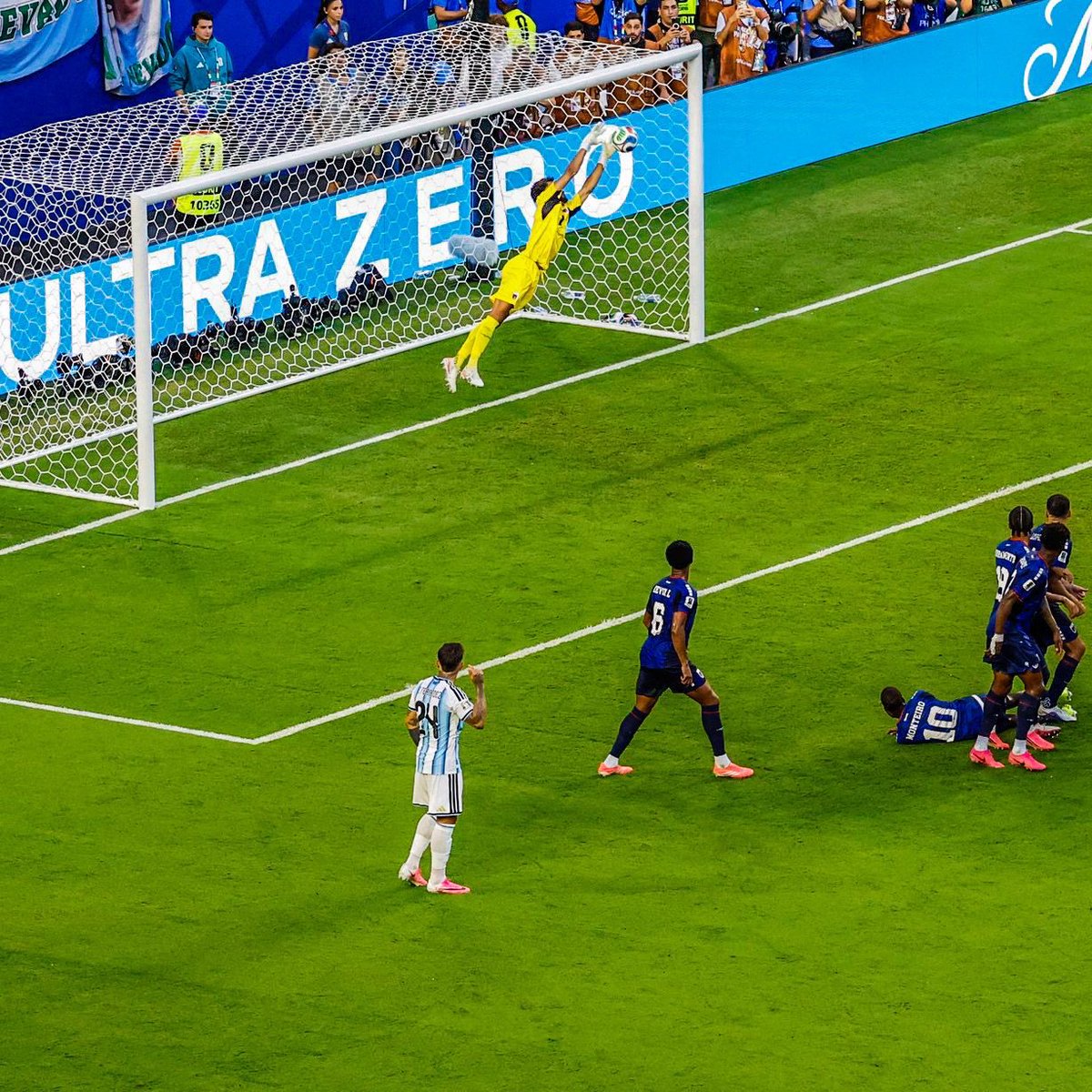 joserra_espn's tweet photo. ¡PERO QUE GRAN PORTERO ES VOZINHA! https://t.co/xpNvBFs9aG